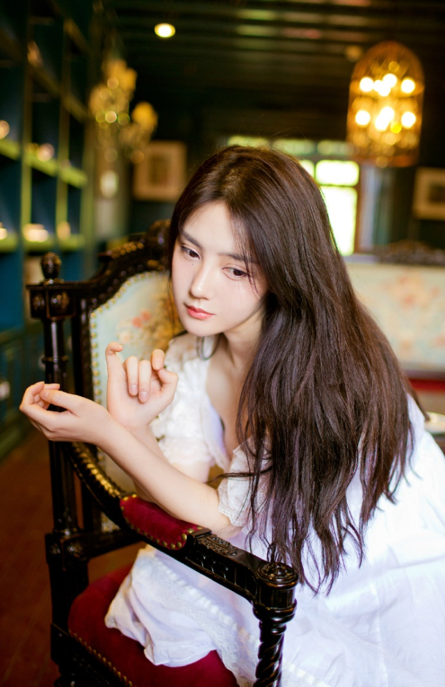 如果彼此出现早一点，也许就不会和另一个人十指紧扣。又或者相遇的再晚一点，晚到两个人在各自的爱情经历中慢慢地学会了包容与体谅善待和妥协，也许走到一起的时候，就不会那么轻易地放弃，任性地转身，放走了爱情。没有早一步也没有晚一步，那是太难得的缘份。